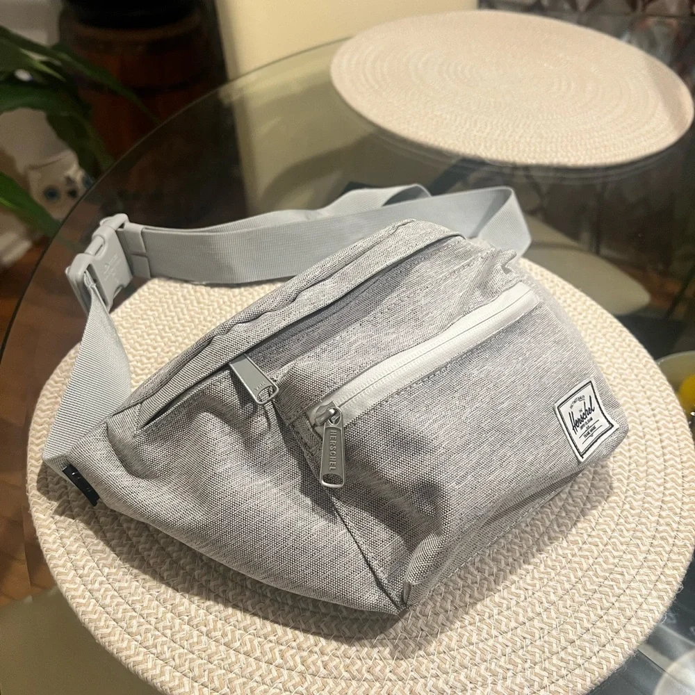 Herschel Supply Day Pack Crossbody - Picture 2 of 6